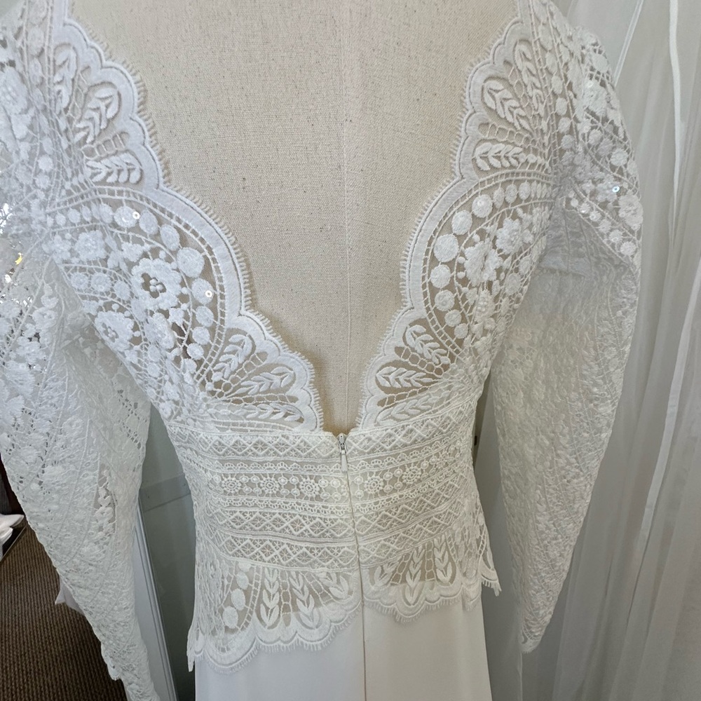 Elegant Lace ivory Dress bodice with ivory chiffon skirt.
Size 14. P739 - Picture 5 of 6